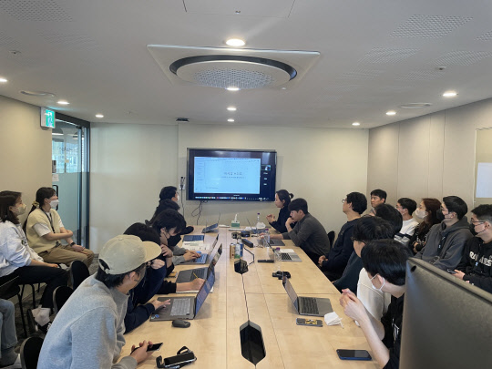 보험 분석·추천 앱 '시그널플래너'를 내놓은 해빗팩토리 직원들이 사무실에서 마케팅 전략에 대해 회의를 하고 있다.  해빗팩토리 제공